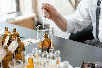 Un parfumeur effectue des mélanges de liquide à l'aide d'une pipette