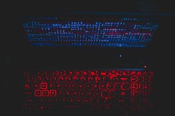 lumières rouges et bleues d'un ordinateur