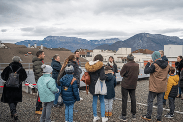 Visite d'un groupe sur le toit de la Turbine