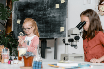Deux fillettes regardent dans un microscope