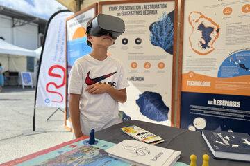 Enfant participant aux activités proposés par l'IRD lors d'un évènement
