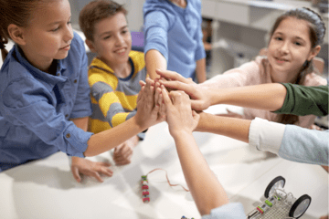 Des enfants réalisent des expériences scientifiques Des enfants réalisent des expériences scientifiques