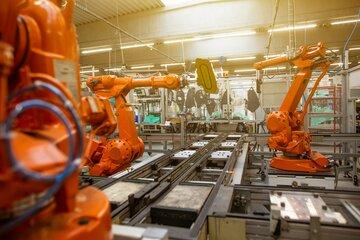 Des bras articulés de robot travaillant sur une chaine de montage