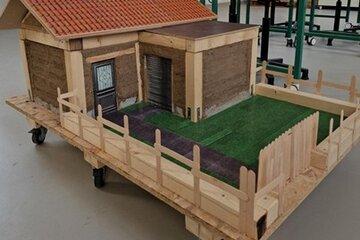 Maison à échelle réduite à base de terre crue 
