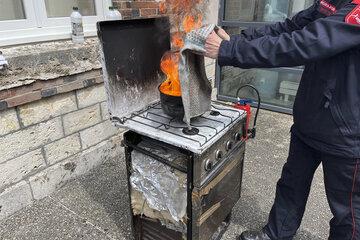 Un sapeur pompier qui éteint un feu