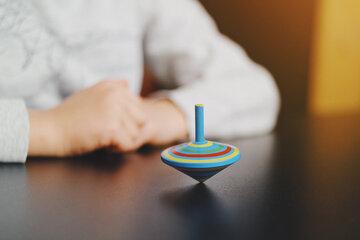 une toupie sur une table