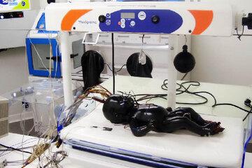 Mannequin de nouveau-né en couveuse 