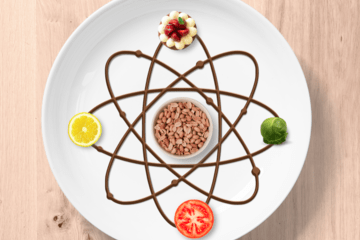 Assiette avec un atome dedans et plusieurs ingrédients gravitant dans cet atome