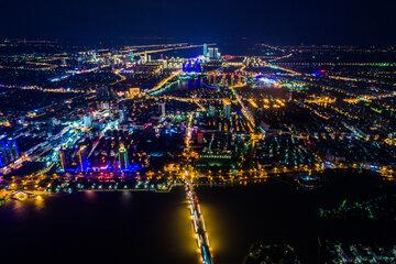 Ville vue du ciel de nuit