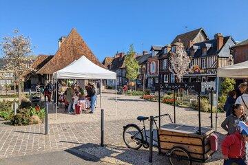 place principale à Beuvron en Auge