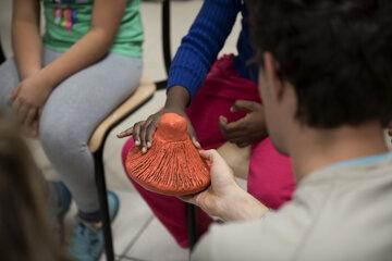 enfants manipulant une maquette de girolle