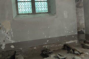 divers vestiges mis au jour sour un plancher dans une chapelle 