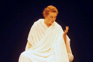 Une femme vêtu de blanc sur fond noir 