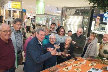 groupe visitant l'exposition de Saint Genis Laval en 2025