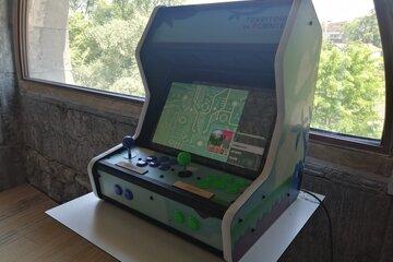 Borne d'arcade verte allumée et posée sur une table