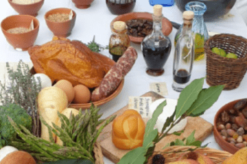 table dréssée avec viande, épices et herbes aromatiques