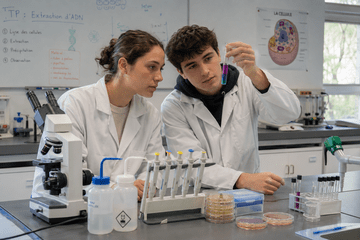 2 étudiants en salle de travaux pratiques