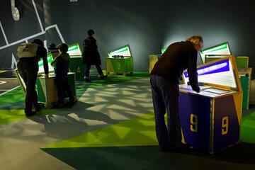 Des visiteurs testent des jeux dans l'espace Récréation