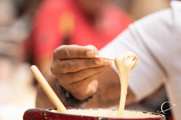 Partager un plat transforme l’expérience alimentaire et renforce les dimensions sociales, culturelles et émotionnelles du goût.
