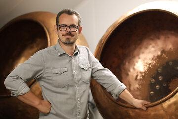 Thierry Court devant un chaudron à confiserie