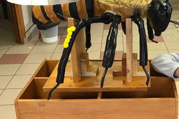 Maquette d'une abeille utilisée pour l'atelier