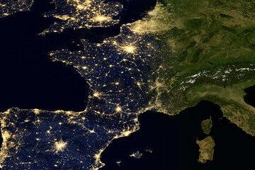 Image satellite Europe la nuit avec les points lumineux