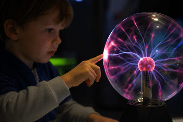 enfant avec une boule à plasma