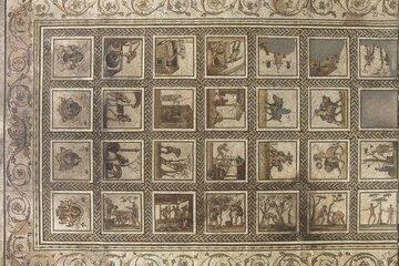 mosaïque à composition de quadrillage orné de panneaux  figurés