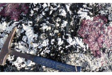 Pegmatite a Eudialyte