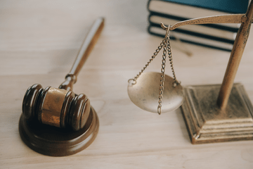 Marteau et balance représentant la justice