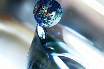 Une goutte d'eau en forme de planète Terre