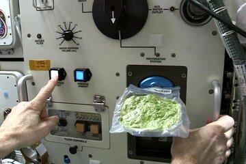 manger chaud dans lespace, utiliser un micro-onde ? du quotiden à l'ISS