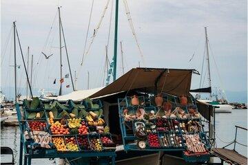 Une barque sur laquelle se trouve des étalages de fruits et légumes