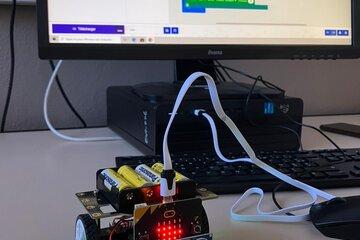 Robot programmable relié par des câbles à un ordinateur