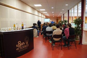 Le conférencier parle devant son public