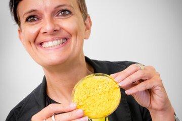Audrey Dussutour tenant une boite de pétri dans ses mains contenant un blob