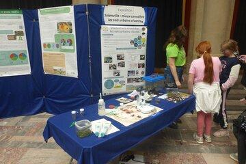 Stand SOLenVillE avec loupes et posters