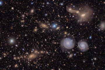 Cette image capture une petite section de la vue de l’Observatoire Vera C. Rubin de la NSF–DOE sur l’amas de la Vierge, offrant un aperçu vivant de la diversité du cosmos.