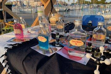 photo d'un atelier avec, posées sur la table, différentes bouteilles arômes, saveurs ainsi que des molécules/atomes.