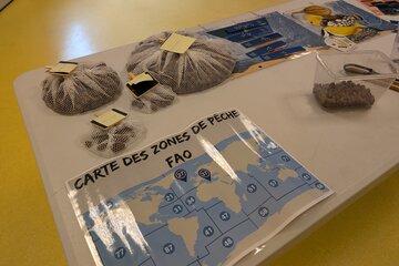 Atelier abordant les pratiques de pêche d'hier et d'aujourd'hui de manière ludique et faisant un parallèle sur la nourriture des astronautes dans l'espace.