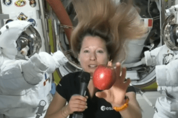 Sophie Adenot présente une pomme depuis l'ISS.