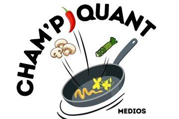 Poele qui contient de la moutarde ainsi que sa fleur, et qui fait sauter un champignon, une racine de wasabi et un piment. Le nom du stand est écrit et le "i" de Cham'piquant est remplacé par le piment qui s'envole.