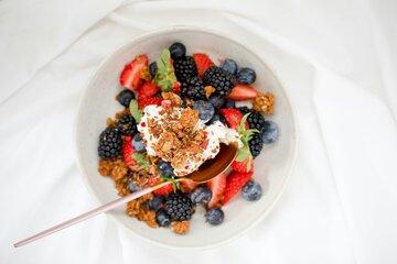 Salade de fruits dans un bol en céramique blanche