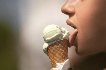 quelqu'un lèche une glace