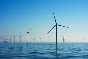 Un champs d'éoliennes en mer