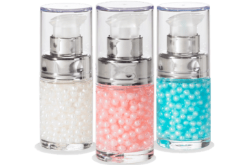 Trois flacons de sérum cosmétique transparents renfermant des perles blanches, roses et turquoise en suspension.