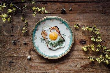 Oeuf au plat dans assiette ancienne
