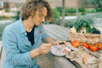 Personne mangeant une salade de tomates