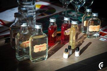 Flacon de liquides multicolore avec des étiquettes de saveurs ou d'arômes.