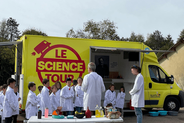 Equipe de petits scientifiques devant le Camion des petits debrouillards